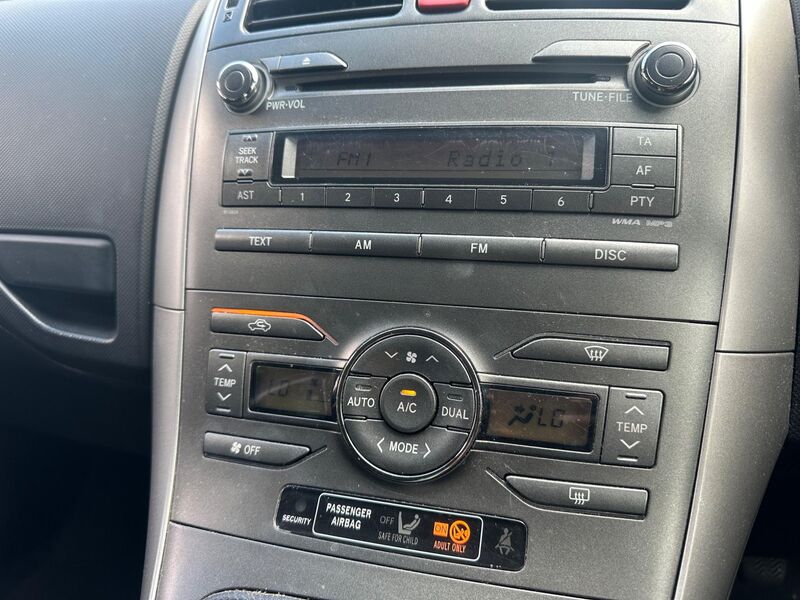 TOYOTA AURIS