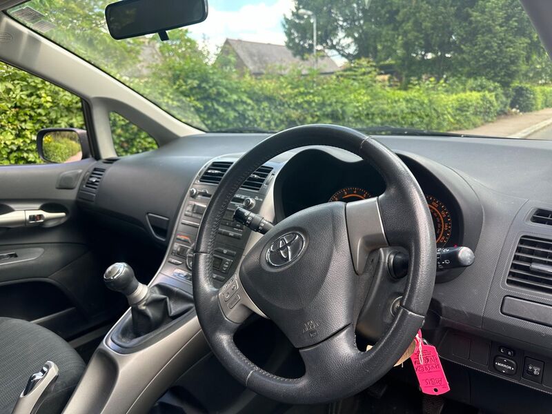 TOYOTA AURIS