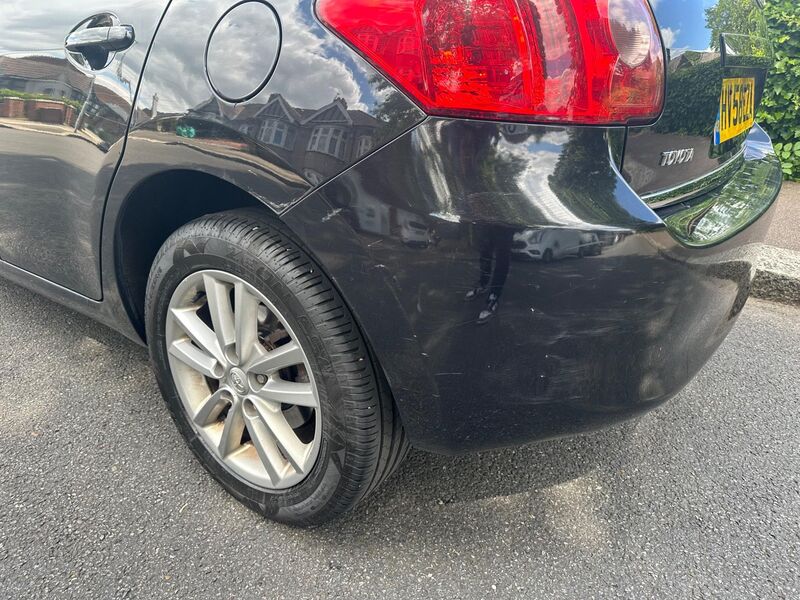 TOYOTA AURIS