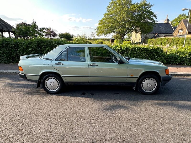 View MERCEDES-BENZ 190 2.6 E 4dr