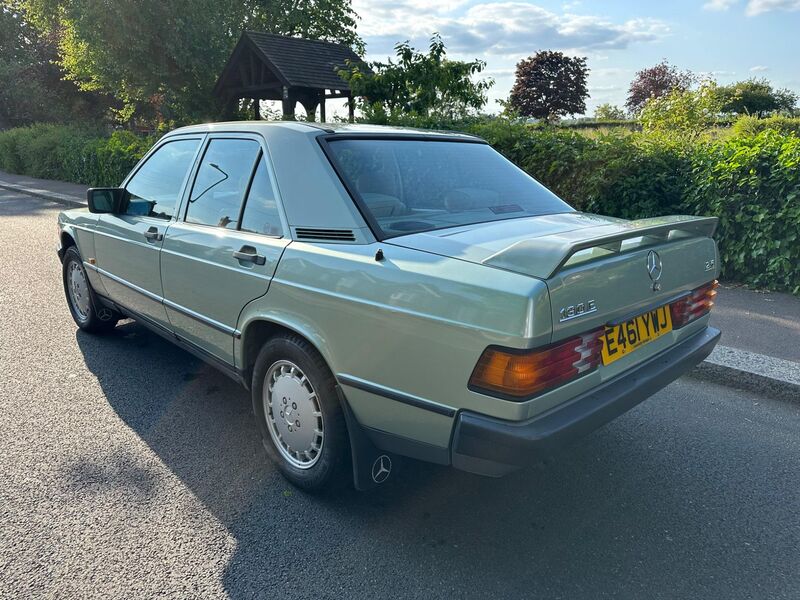View MERCEDES-BENZ 190 2.6 E 4dr