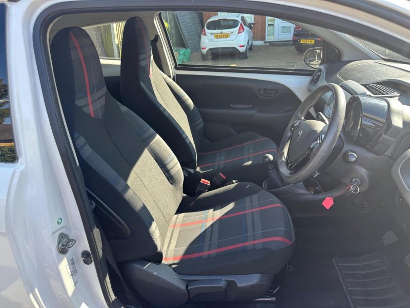 PEUGEOT 108