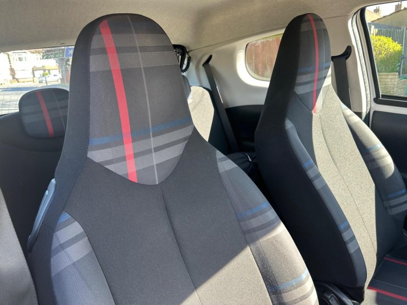PEUGEOT 108