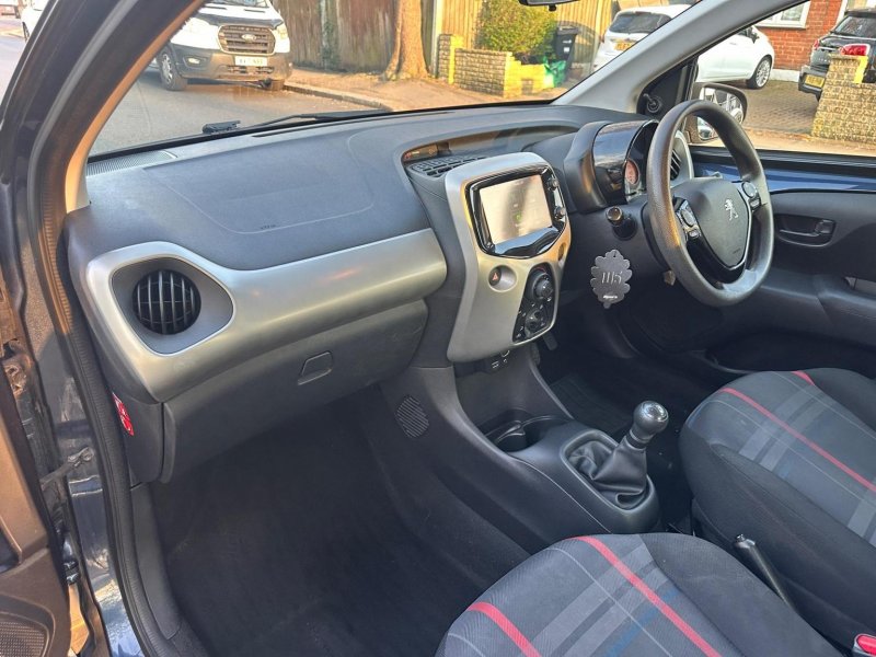 PEUGEOT 108