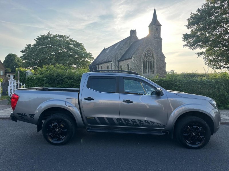 View NISSAN NAVARA 2.3 dCi N-Guard Auto 4WD Euro 6 4dr