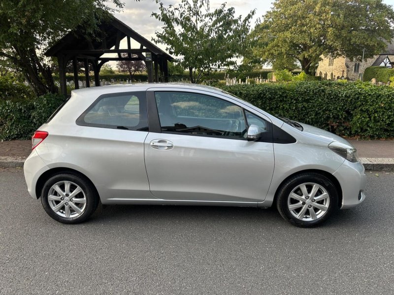 View TOYOTA YARIS 1.0 VVT-i TR Euro 5 3dr